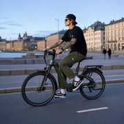 TTGO E-SUVO - Riding, woman city boulevard