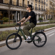 TTGO E-SUVO - Riding, woman Paris boulevard