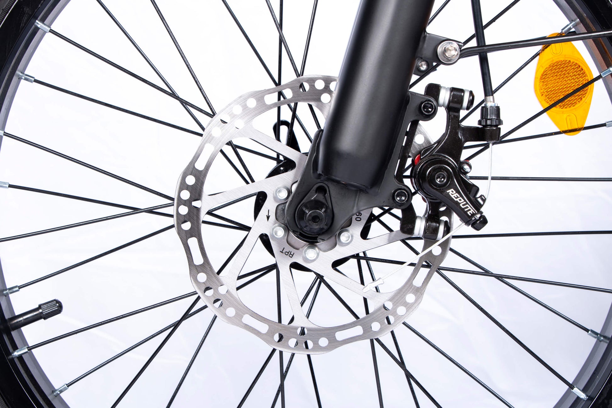 Baicycle CityONE – zblizenie na przednie kolo i widelec